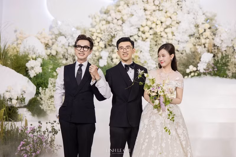 MC Minh Xù thân thiết với chồng Midu.