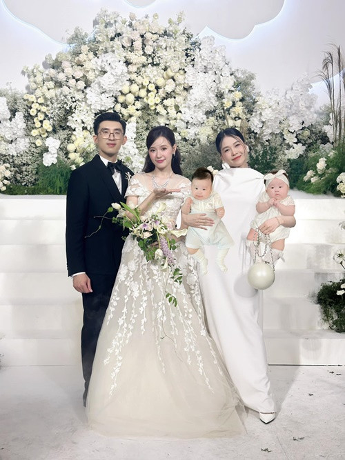 Sam ghép ảnh hai con dự đám cưới Midu. "Hai đứa đòi đi đám cưới cô Midu", Sam viết. Được biết, với lý do an toàn, khách mời được khuyến khích không dắt theo trẻ em.