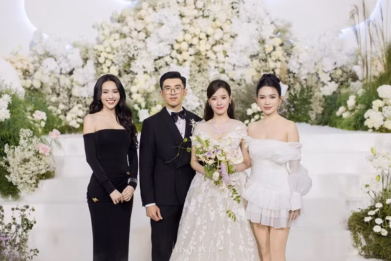 Ninh Dương Lan Ngọc và Sĩ Thanh mặc gợi cảm trong hôn lễ của Midu.