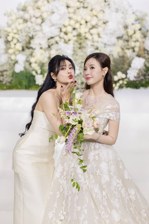 Trương Quỳnh Anh góp mặt trong ngày vui của Midu.