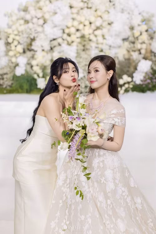 Trương Quỳnh Anh góp mặt trong ngày vui của Midu.