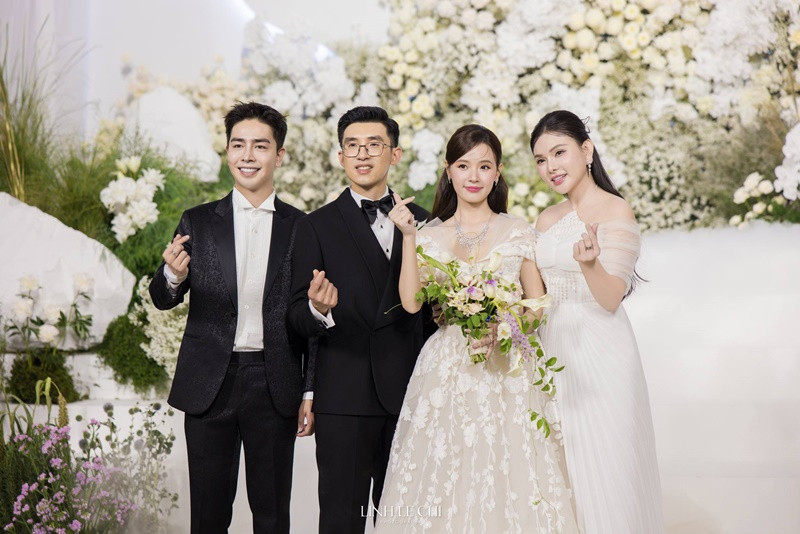 Vợ chồng ca sĩ Thu Thủy dự đám cưới của Midu.