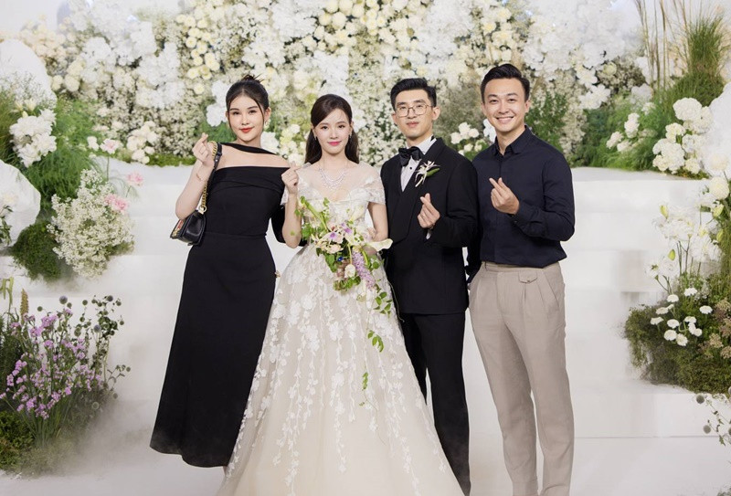 Ngân Anh - Phan Tô Ny đến chúc mừng Midu. Cả Ngân Anh và Midu đều đang là giảng viên.