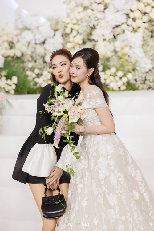 Lan Khuê chúc mừng Midu lên xe hoa. Cả hai từng đóng chung phim Mẹ chồng.
