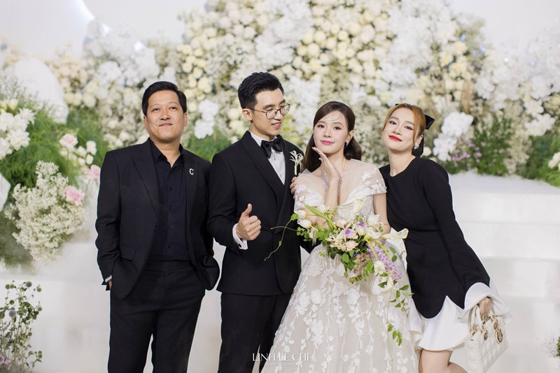 Trường Giang - Nhã Phương đến chúc mừng Midu lấy chồng. "Mừng người chị Midu đã có một đám cưới cổ tích! Chúc cô dâu chú rể sẽ có một chương mới thật hạnh phúc", Nhã Phương viết.