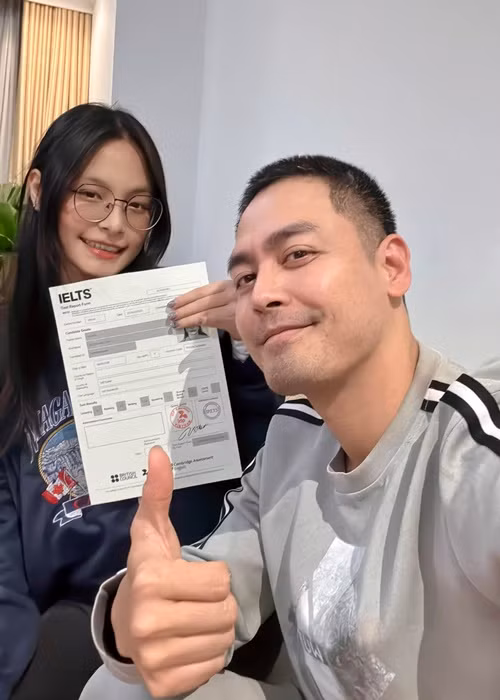 Tháng 2, Phan Anh đăng ảnh bên con gái đầu lòng.