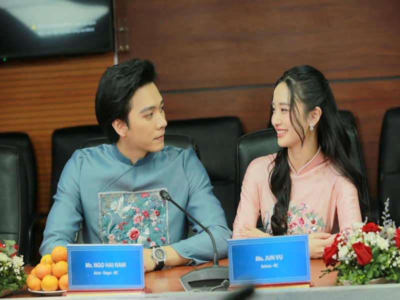 Tin đồn tình cảm giữa Jun Vũ và Hải Nam rộ lên từ năm 2022. Trên Znews, Jun Vũ phủ nhận mối quan hệ tình cảm với Hải Nam. Ảnh: VOV.