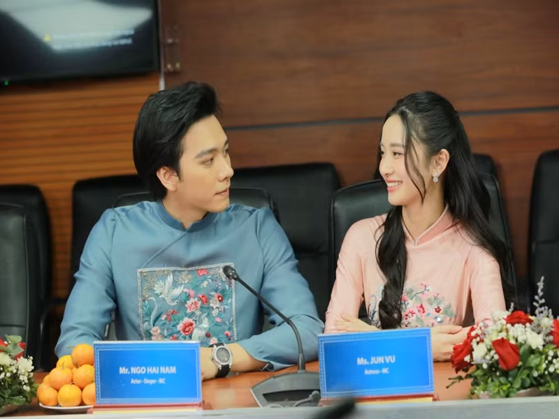 Tin đồn tình cảm giữa Jun Vũ và Hải Nam rộ lên từ năm 2022. Trên Znews, Jun Vũ phủ nhận mối quan hệ tình cảm với Hải Nam. Ảnh: VOV.