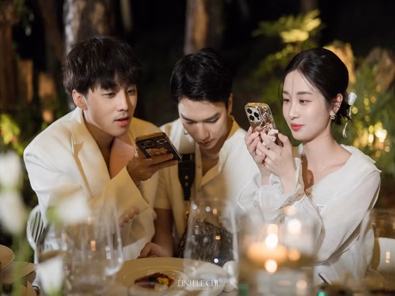 Cặp đôi tin đồn Jun Vũ và Hải Nam được xếp ngồi cạnh nhau. Ảnh: Instagram.