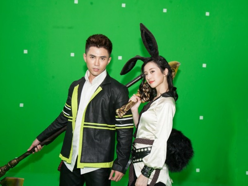 Trong mắt Will, Jun Vũ khá “con trai” khi vừa ăn, vừa gác chân lên ghế vừa chơi game trong khi nam ca sĩ thích tuýp con gái nhẹ nhàng, dịu dàng, cho người khác cảm giác bảo bọc, che chở được. Ảnh: Hoa Học Trò.