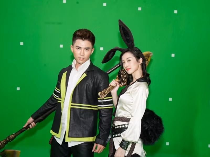 Trong mắt Will, Jun Vũ khá “con trai” khi vừa ăn, vừa gác chân lên ghế vừa chơi game trong khi nam ca sĩ thích tuýp con gái nhẹ nhàng, dịu dàng, cho người khác cảm giác bảo bọc, che chở được. Ảnh: Hoa Học Trò.