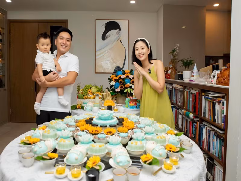 Lieu Ha Trinh va chong Viet kieu mo tiec sinh nhat cho quy tu