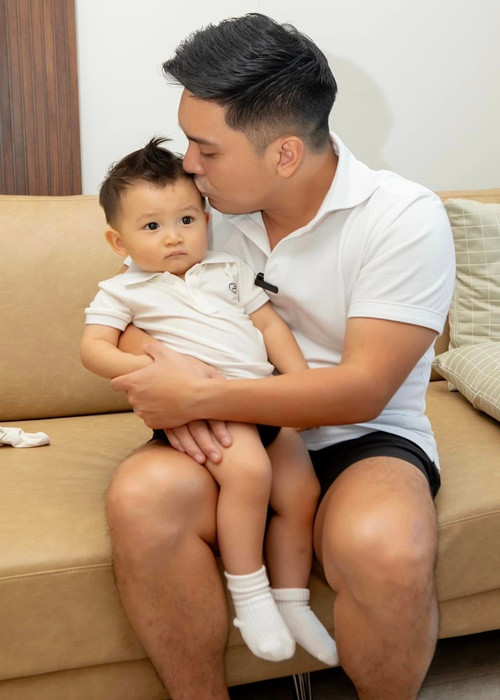 Chồng trẻ của Liêu Hà Trinh dành thời gian nhiều để san sẻ công việc chăm con với vợ.