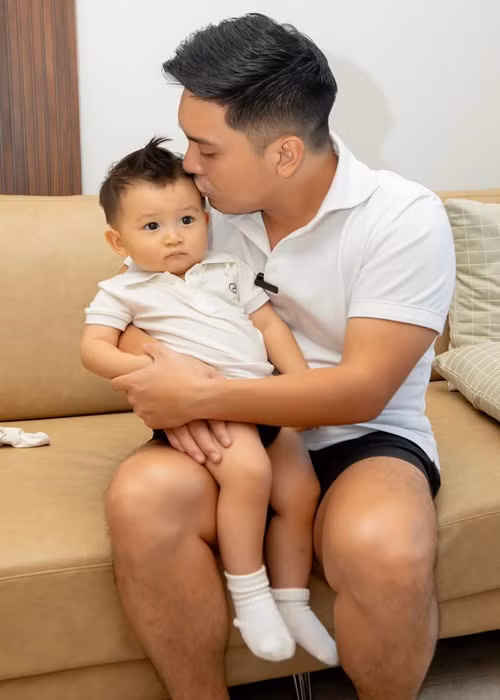 Chồng trẻ của Liêu Hà Trinh dành thời gian nhiều để san sẻ công việc chăm con với vợ.