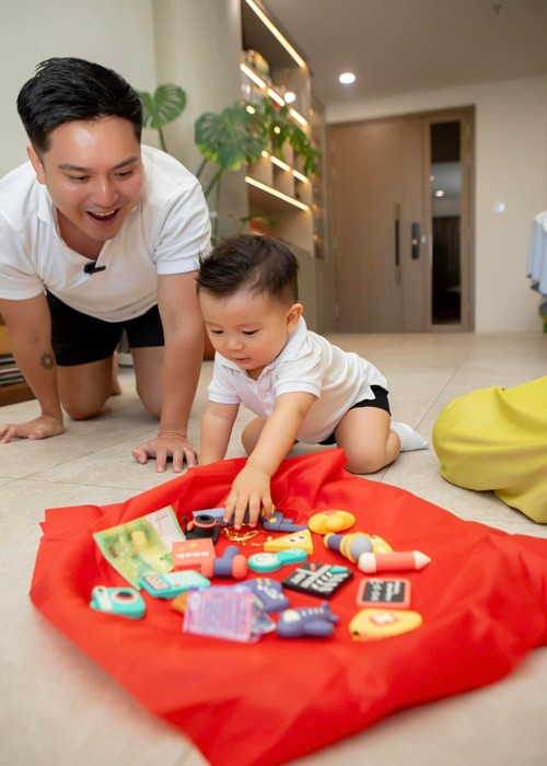 Con trai Liêu Hà Trinh lựa chọn chiếc lắc vàng của bà nội cho.