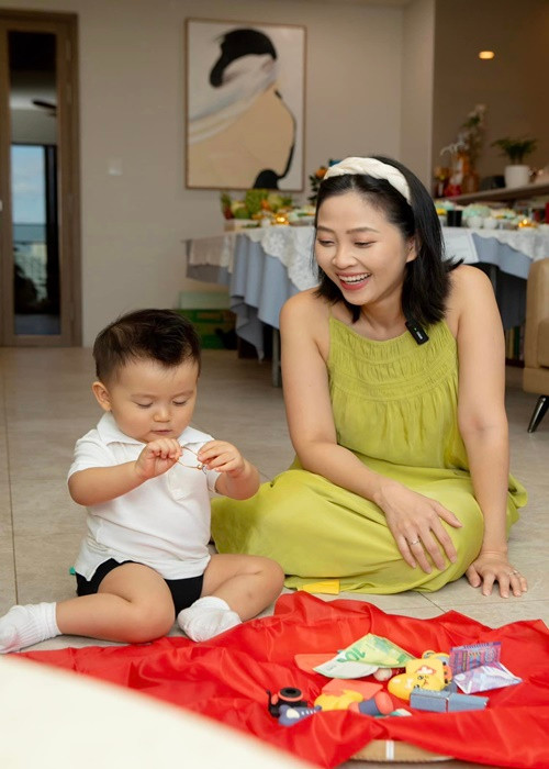 "Số là con thử hết tất cả các món định hướng nghề nghiệp, nhưng chỉ dừng lại với cái lắc vàng bà nội cho, vậy sau này con suốt ngày chơi game đào vàng hay sao cô chú?", Liêu Hà Trinh chia sẻ.