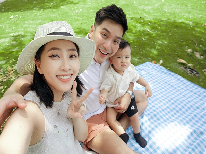 Trên trang cá nhân, Liêu Hà Trinh khoe nhiều hình ảnh hạnh phúc bên chồng con sau 2 năm kết hôn.