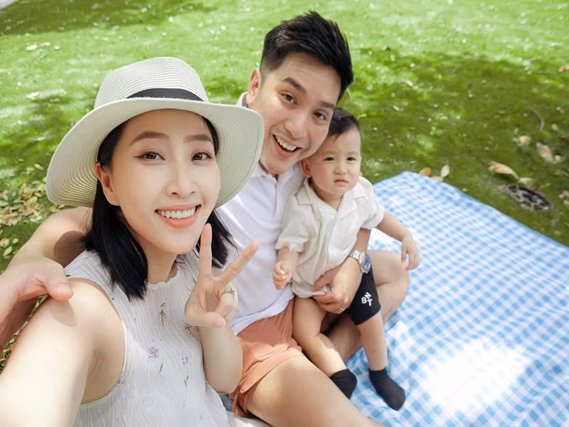 Trên trang cá nhân, Liêu Hà Trinh khoe nhiều hình ảnh hạnh phúc bên chồng con sau 2 năm kết hôn.