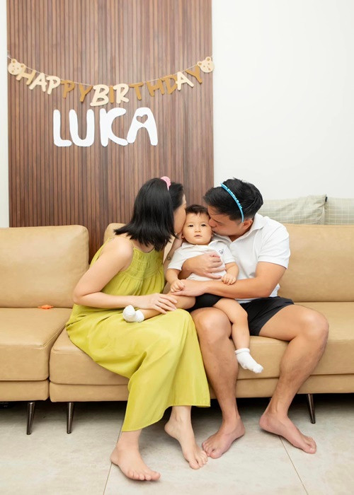 Anh Khoa là một doanh nhân trẻ tại Hà Lan chuyên về lĩnh vực đầu tư nhà hàng khách sạn, nghiên cứu ẩm thực. Vì Liêu Hà Trinh, Anh Khoa về Việt Nam sinh sống.