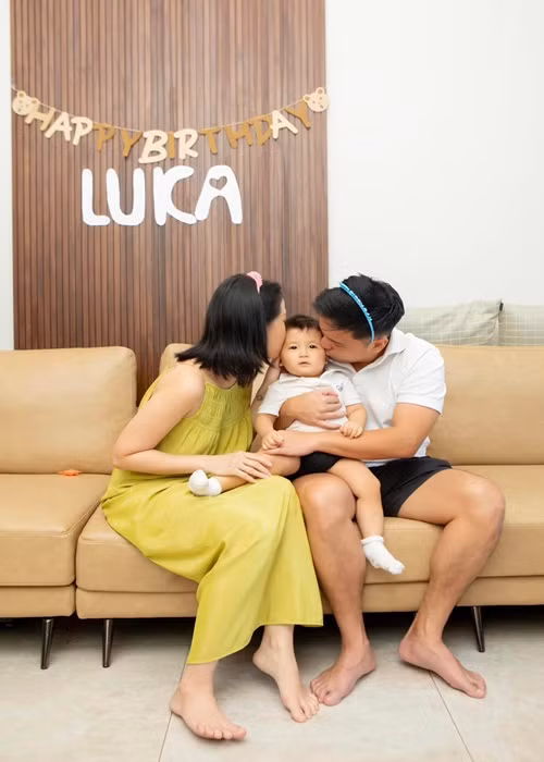 Anh Khoa là một doanh nhân trẻ tại Hà Lan chuyên về lĩnh vực đầu tư nhà hàng khách sạn, nghiên cứu ẩm thực. Vì Liêu Hà Trinh, Anh Khoa về Việt Nam sinh sống.