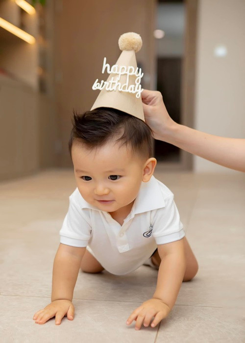 Quý tử nhà Liêu Hà Trinh vô cùng đáng yêu trong bữa tiệc thôi nôi.