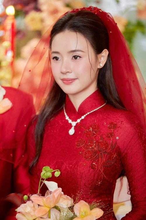 Trong lễ ăn hỏi ngày 23/6, diễn viên Midu được mẹ chồng tặng bộ trang sức kim cương. Ảnh: FBNV.