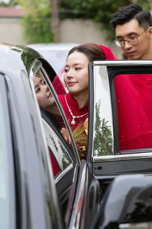 Hot girl Midu lên xe sang theo chồng về dinh. Ảnh: FBNV.