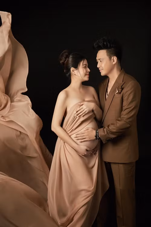 "Nhưng với tôi việc phải giấu như thế cũng khó chịu, mỗi khi livestream khán giả vào hỏi mà mình không trả lời thì cũng kỳ. Với lại hiện tại bụng tôi đã lớn rồi, em bé cũng ổn định. Khi mang bầu sẽ có những cột mốc, vượt qua rồi mình mới thấy chắc chắn và yên tâm. Sau đó, tôi đã trao đổi với anh Duy về chuyện công khai có bầu", Kha Ly trải lòng.