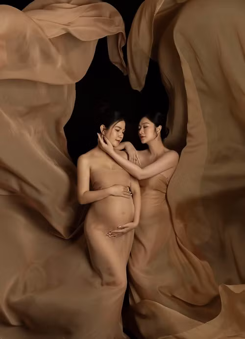 "Hạnh phúc khi 2 chị em thân nhau lại có bầu gần sát với nhau không hẹn mà gặp. Vậy là rủ rê nhau làm 1 bộ ảnh kỷ niệm lâu lâu chúng ta mới có bầu", Thanh Trúc viết.