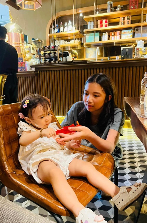 Con gái Bảo Anh ban đầu bẽn lẽn sau đó chơi cùng các con của Hồng Ngọc.