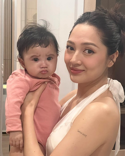 Cô đăng tải những khoảnh khắc đưa con gái đi tiêm, chơi cùng con, cho con ăn.