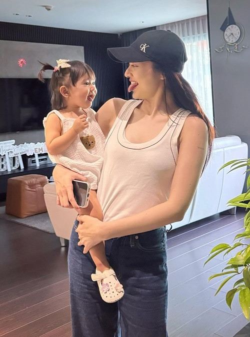 Sau khi công khai con gái, Bảo Anh liên tục chia sẻ hình ảnh về cuộc sống làm mẹ bỉm sữa.