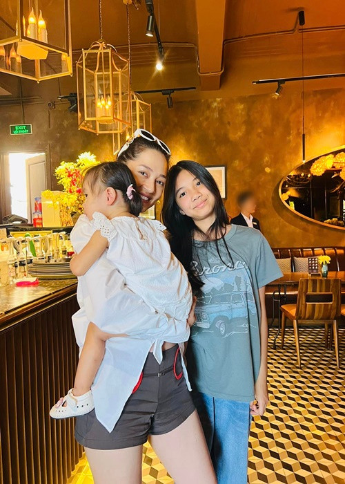 Bảo Anh đưa con gái Misumi đến gặp gia đình Hồng Ngọc.