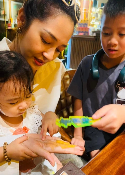 Con trai út của Hồng Ngọc rất thích bé Misumi.