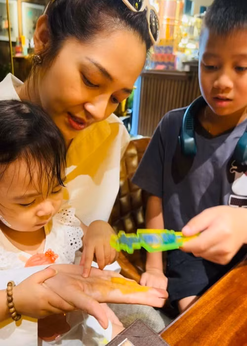 Con trai út của Hồng Ngọc rất thích bé Misumi.