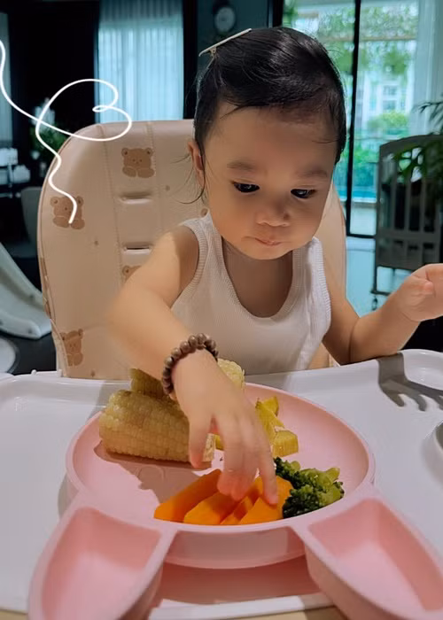 Bảo Anh cho biết, con gái tự ngủ không cần ai ru và ăn ngoan.