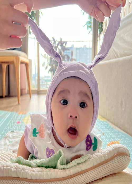 Bé Misumi được mẹ, bà ngoại và nhiều người thân cưng chiều như công chúa nhỏ.