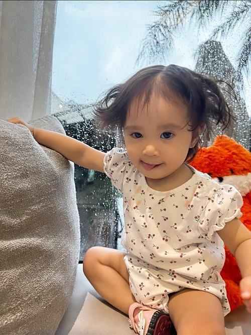 Bé Misumi càng lớn càng đáng yêu, được xem là bản sao nhí của mẹ.