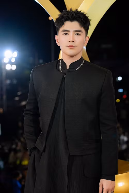 Tháng 5/2023, chia sẻ trong cuộc phỏng vấn với Saostar, Will cho biết: “Như mọi người đã biết thì ở thời điểm hiện tại, Linh Ka là “talent” của công ty tôi, tôi đang là giám đốc dự án cho Linh Ka và tôi muốn khán giả nhìn nhận tôi như vậy. Còn chuyện đời tư của tôi thì tôi xin phép được giữ riêng cho chính mình, chỉ mong khán giả ủng hộ cho Linh Ka, cho tôi, cho công việc nghệ thuật của tôi và cô ấy thì đó là điều tôi mong muốn”. Ảnh: FBNV.