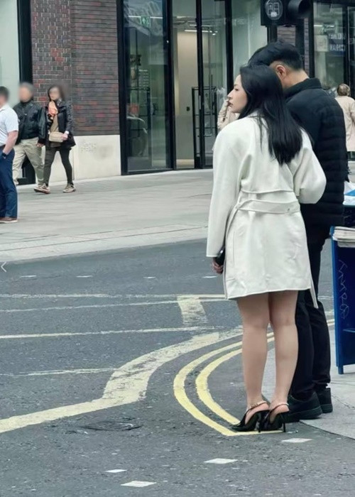 Cư dân mạng đang lan truyền hình ảnh Chi Pu khoác tay một người đàn ông lạ mặt trên phố ở Anh. Ảnh: Người Đưa Tin.