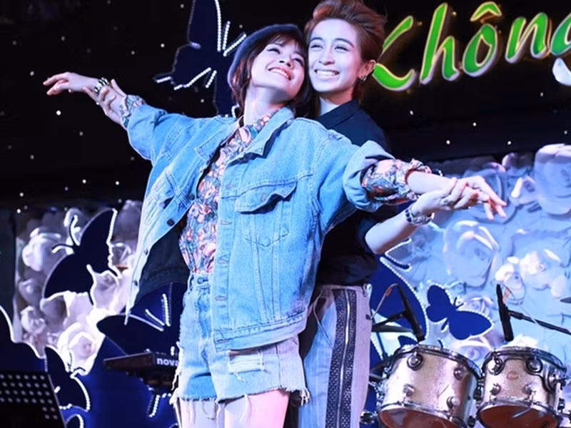 Chi Pu vướng không ít nghi vấn hẹn hò. Một trong số tình tin đồn của cô là Gil Lê. Ảnh: Dân Việt.