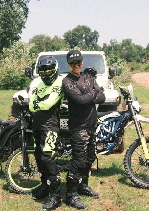 "Tưởng tượng nếu có gì thì nằm dài ở nhà dưỡng rồi. Nên không có tin gì hết nhé mọi người. Vẫn còn phơi phới chạy nhảy tung tăng dữ lắm nha. Đừng đọc tin đồn nữa", nàng đả nữ chia sẻ.