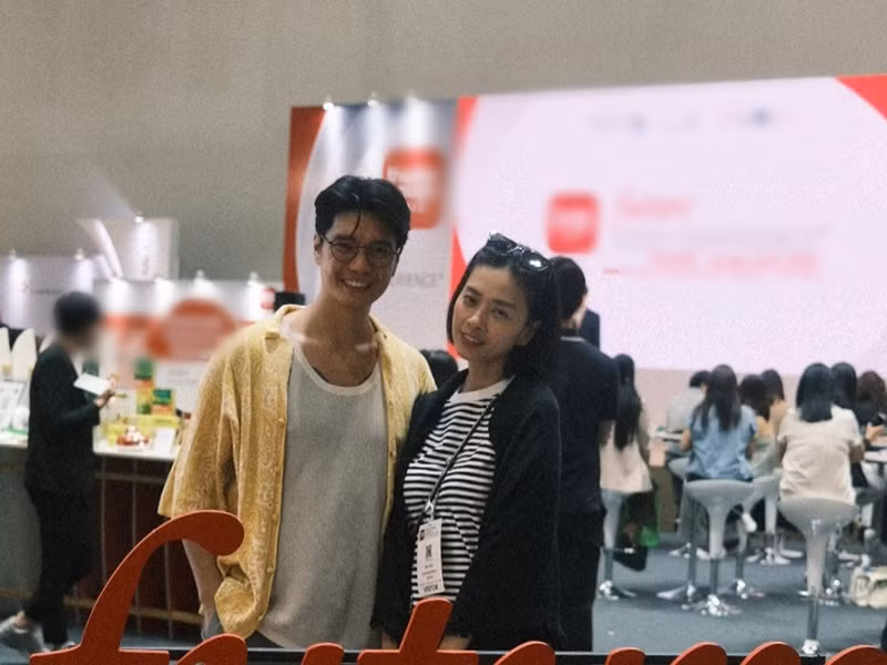 Cặp đôi mở quán ăn, cùng nhau tham gia nhiều công việc.