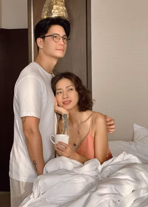 2 năm trước, cặp đôi về chung một nhà. Tháng 5 vừa qua, Ngô Thanh Vân thú nhận, cô quên ngày kỷ niệm cho đến khi được chồng tặng hoa.