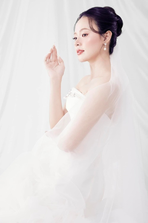 "Bộ hình cuối cùng trước thời khắc quan trọng, lấy cảm hứng từ mùa đông và chiếc váy cưới mang tên Hoa tuyết trắng. Cô dâu hẹn gặp mọi người tối nay", Midu chia sẻ.