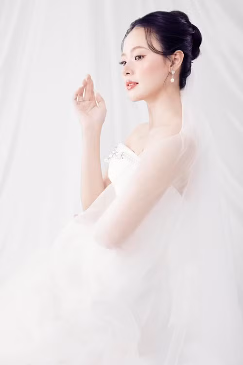 "Bộ hình cuối cùng trước thời khắc quan trọng, lấy cảm hứng từ mùa đông và chiếc váy cưới mang tên Hoa tuyết trắng. Cô dâu hẹn gặp mọi người tối nay", Midu chia sẻ.