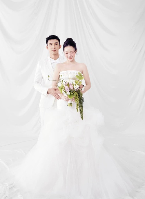 Không gian hôn lễ của Midu mang tông màu trắng, ngập tràn hoa tươi.