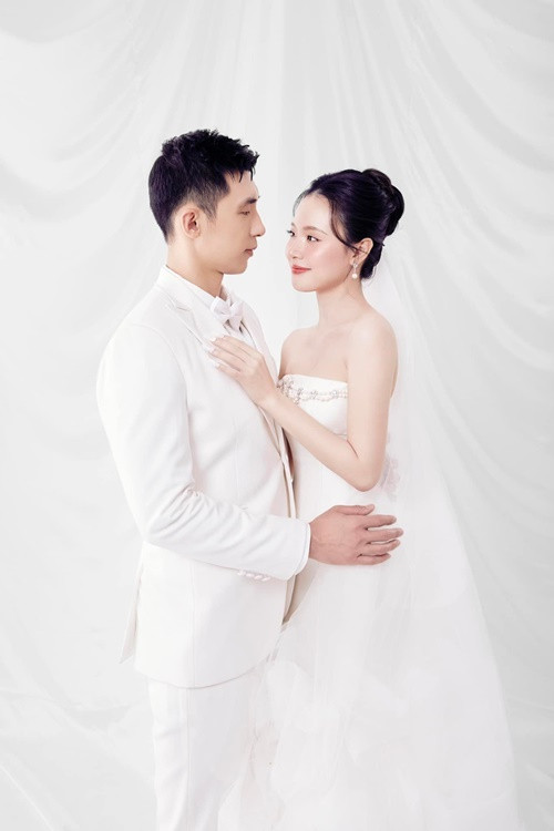 Trước giờ G, cô dâu tung bộ ảnh cưới trong studio.