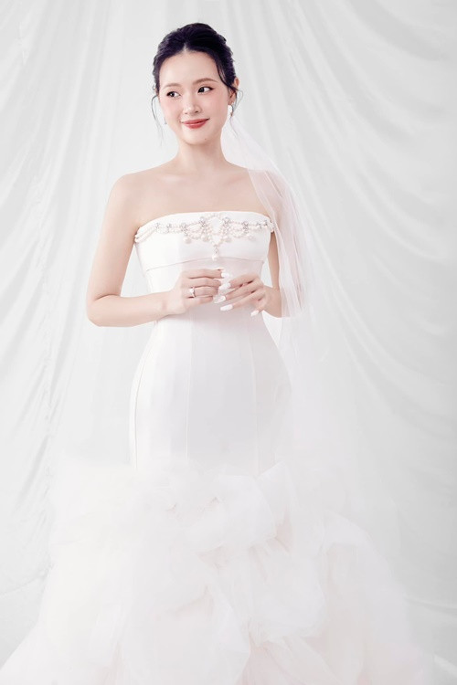 Váy cưới của Midu tôn lên vòng một căng đầy của người mặc.