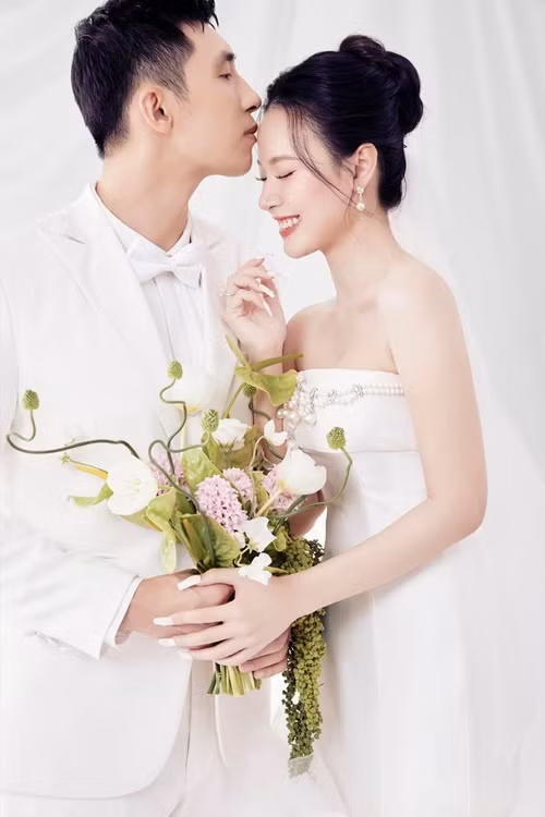 Vợ chồng Midu đều không giấu được niềm hạnh phúc khi về chung một nhà.